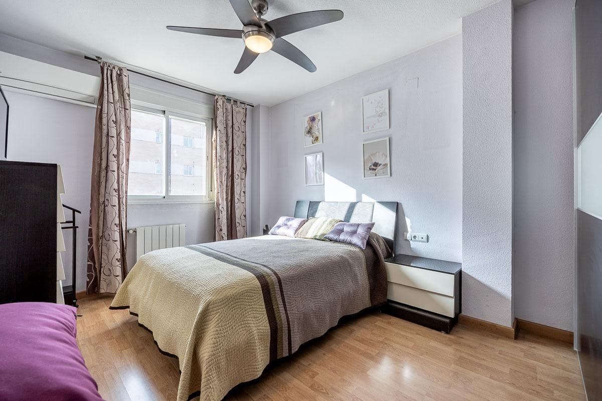 3 bedroom Flat for sale in Granada city with garage - € 249,500 (Ref: 9482154)