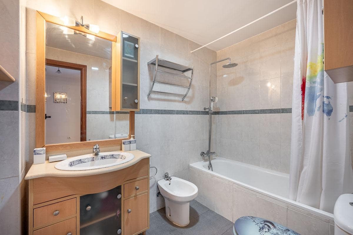 3 bedroom Flat for sale in Granada city with garage - € 249,500 (Ref: 9482154)