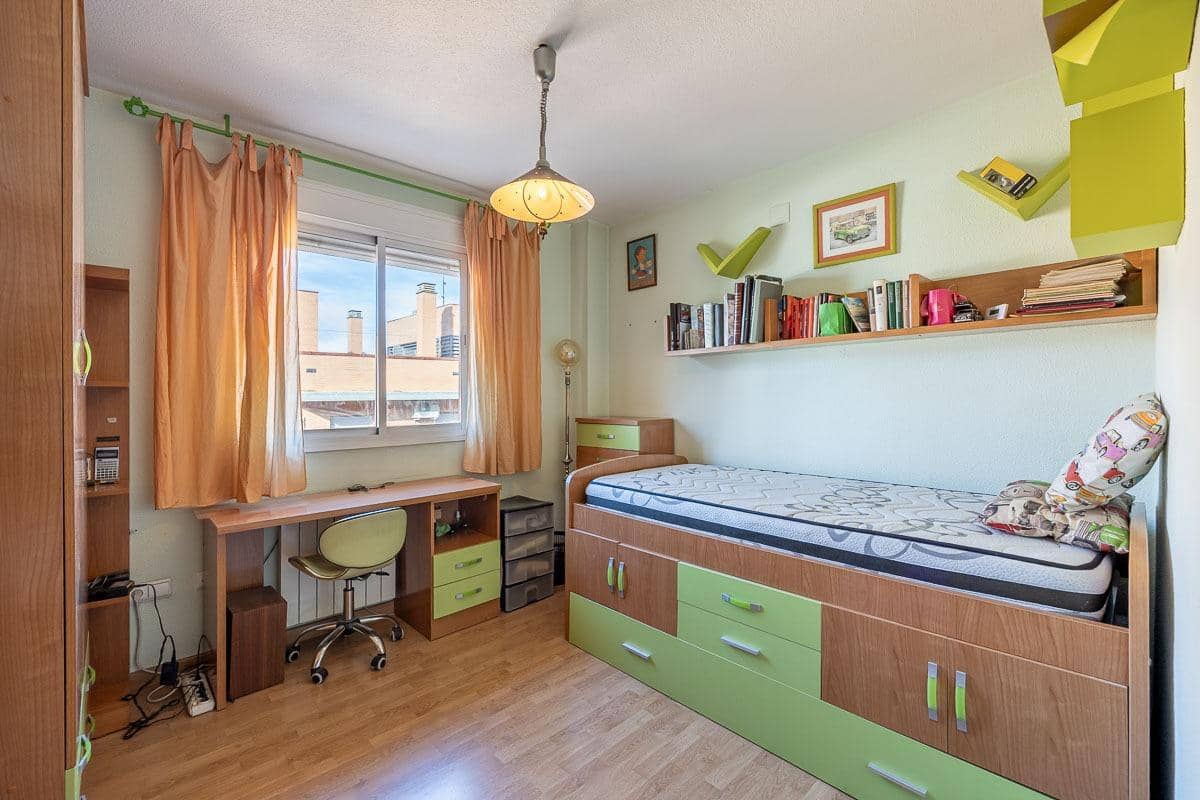 3 bedroom Flat for sale in Granada city with garage - € 249,500 (Ref: 9482154)