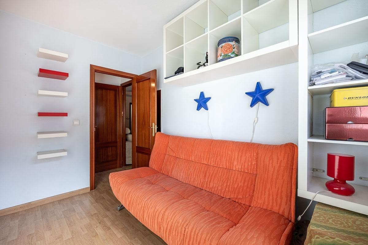 3 bedroom Flat for sale in Granada city with garage - € 249,500 (Ref: 9482154)