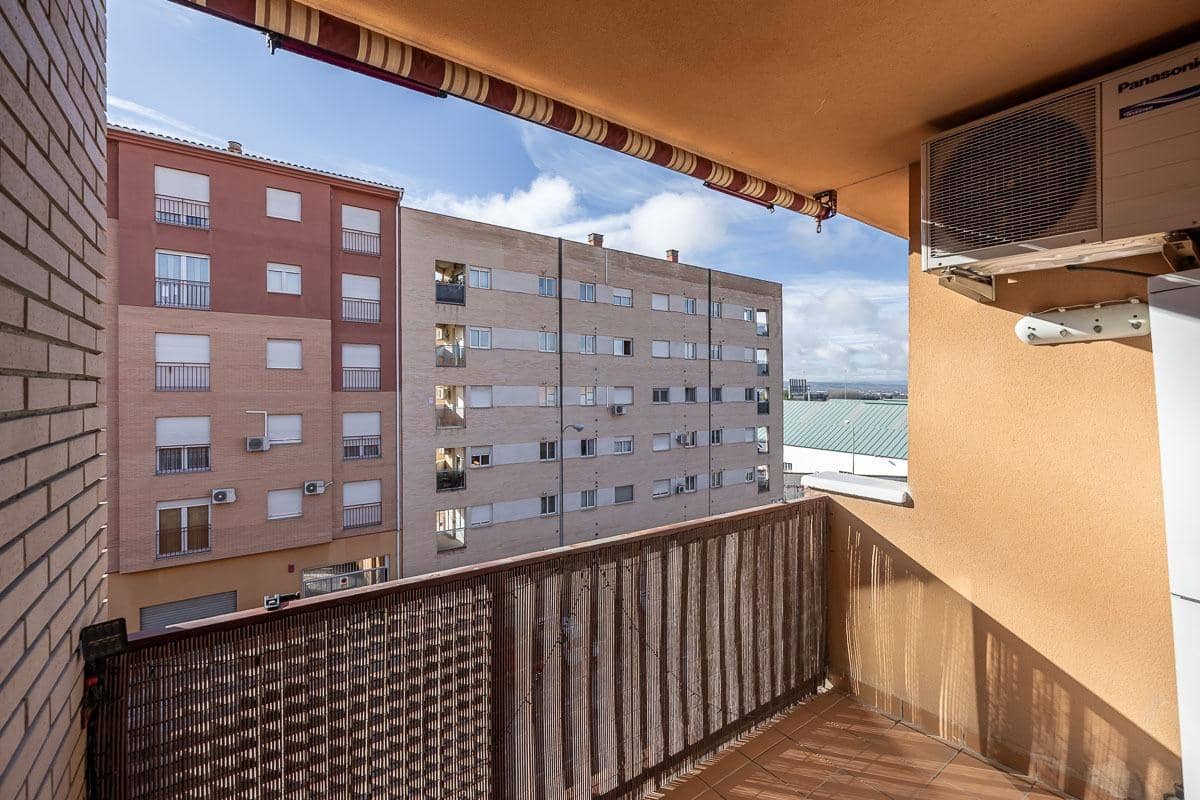 3 bedroom Flat for sale in Granada city with garage - € 249,500 (Ref: 9482154)