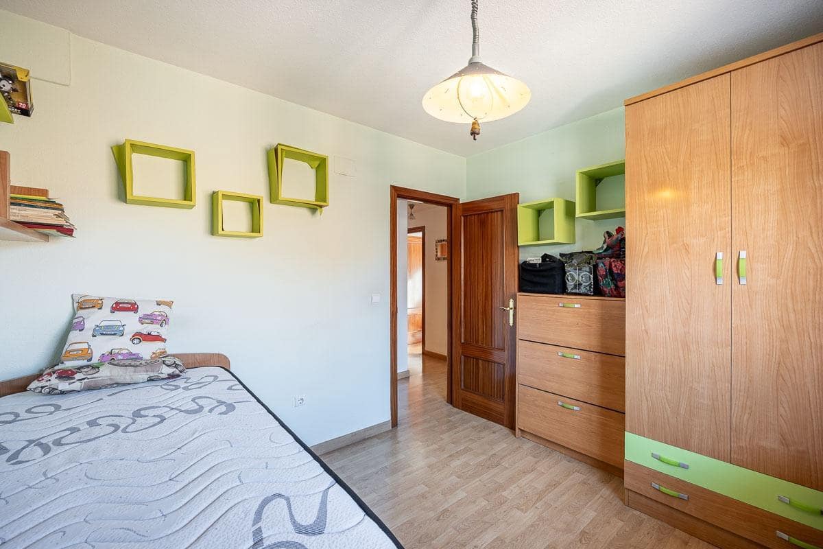 3 bedroom Flat for sale in Granada city with garage - € 249,500 (Ref: 9482154)