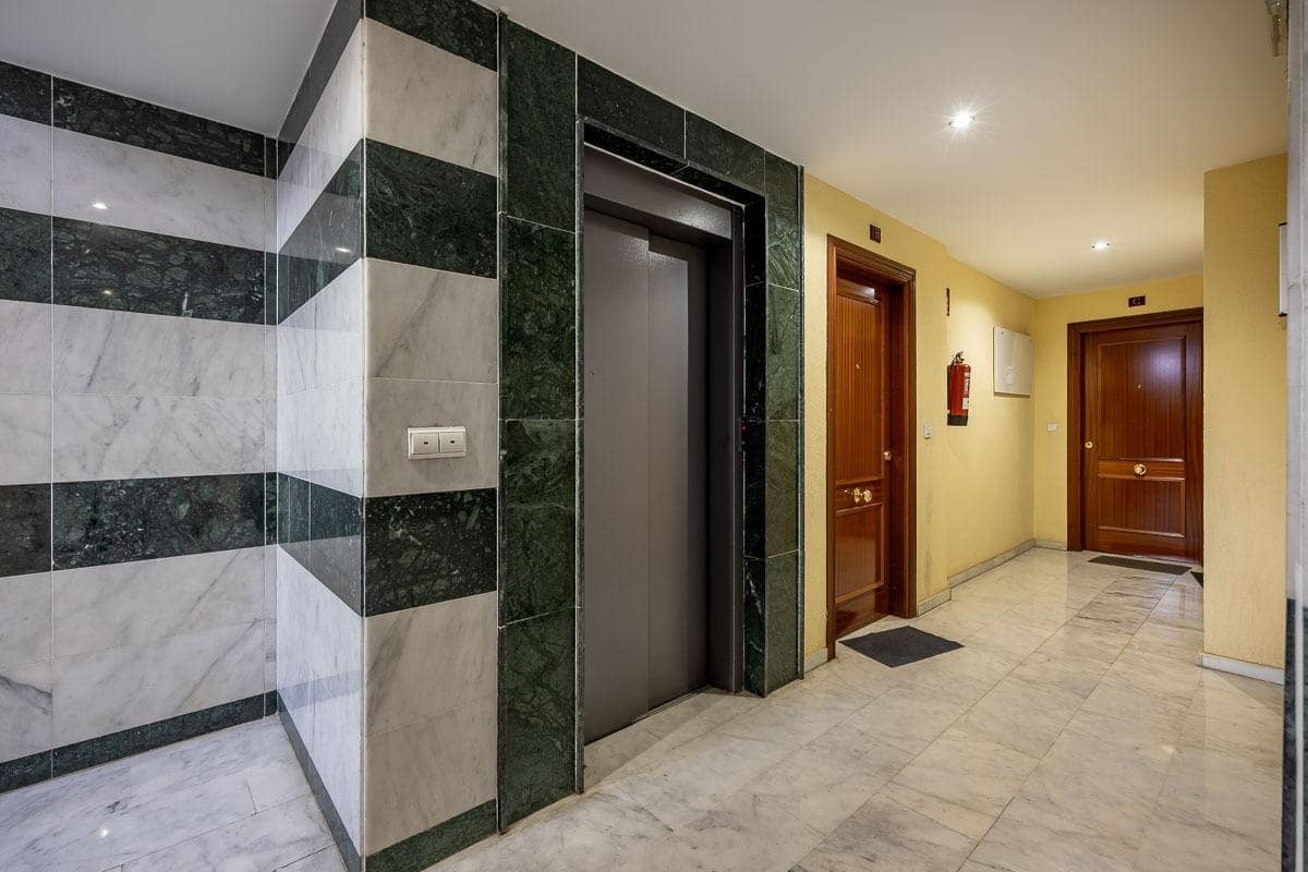 3 bedroom Flat for sale in Granada city with garage - € 249,500 (Ref: 9482154)