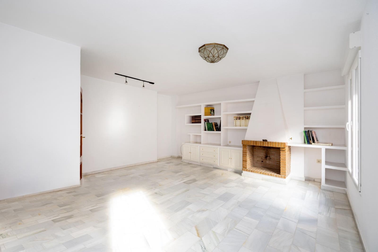 4 bedroom Terraced Villa for sale in Maracena with garage - € 260,000 (Ref: 9482157)