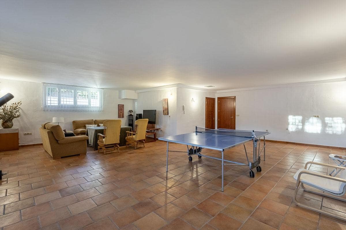 5 bedroom Villa for sale in Gojar with pool garage - € 690,000 (Ref: 9488417)