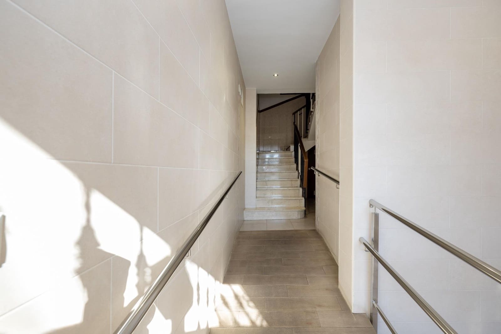 4 bedroom Flat for sale in Granada city with garage - € 245,000 (Ref: 9491722)