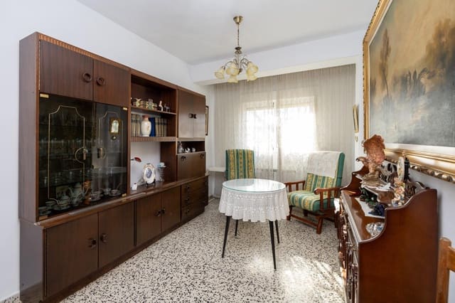 4 bedroom Flat for sale in Granada city with garage - € 245,000 (Ref: 9491722)