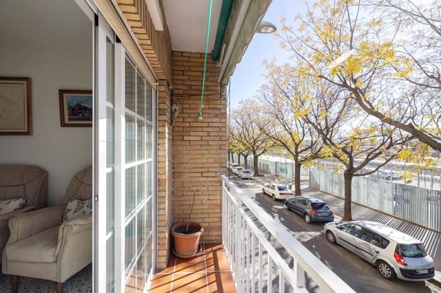 4 bedroom Flat for sale in Granada city with garage - € 245,000 (Ref: 9491722)