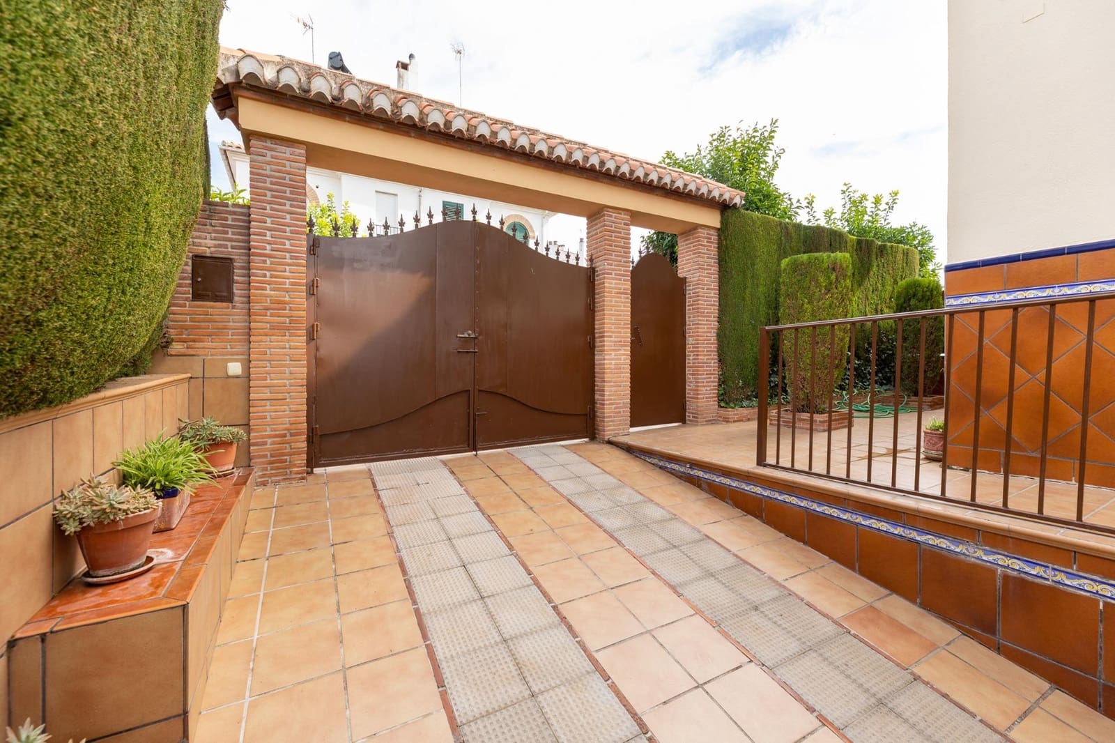 4 bedroom Terraced Villa for sale in Peligros with pool garage - € 395,000 (Ref: 9502661)