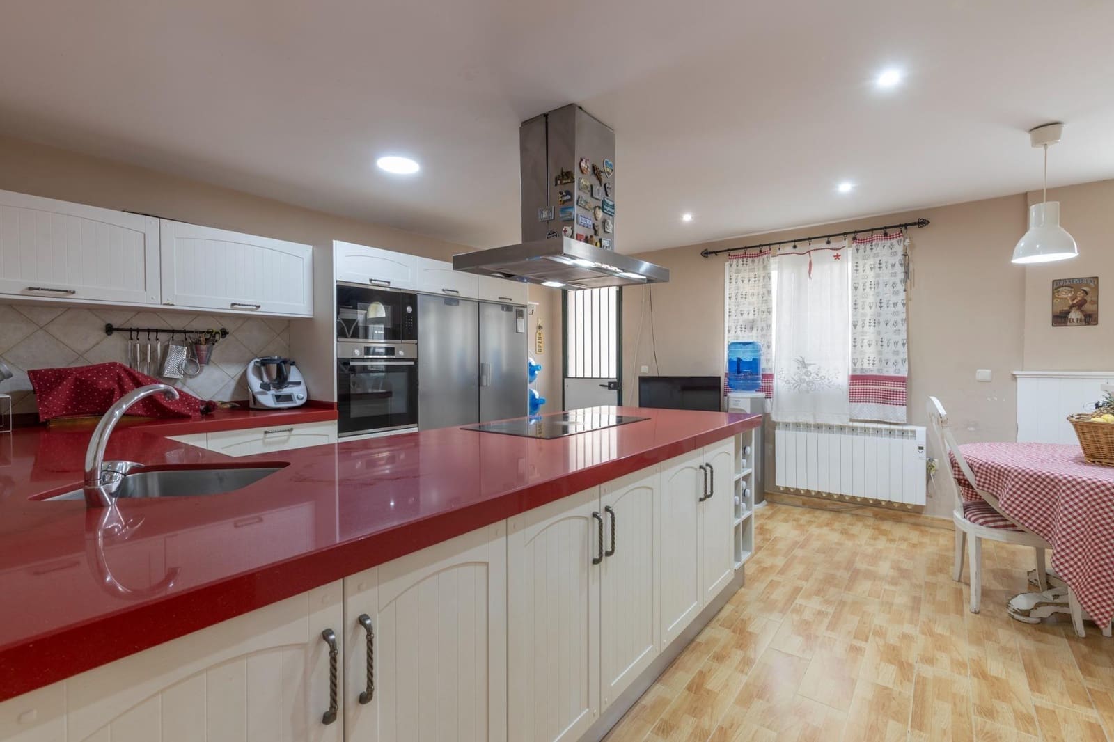 4 bedroom Villa for sale in Albolote with garage - € 309,000 (Ref: 9513631)