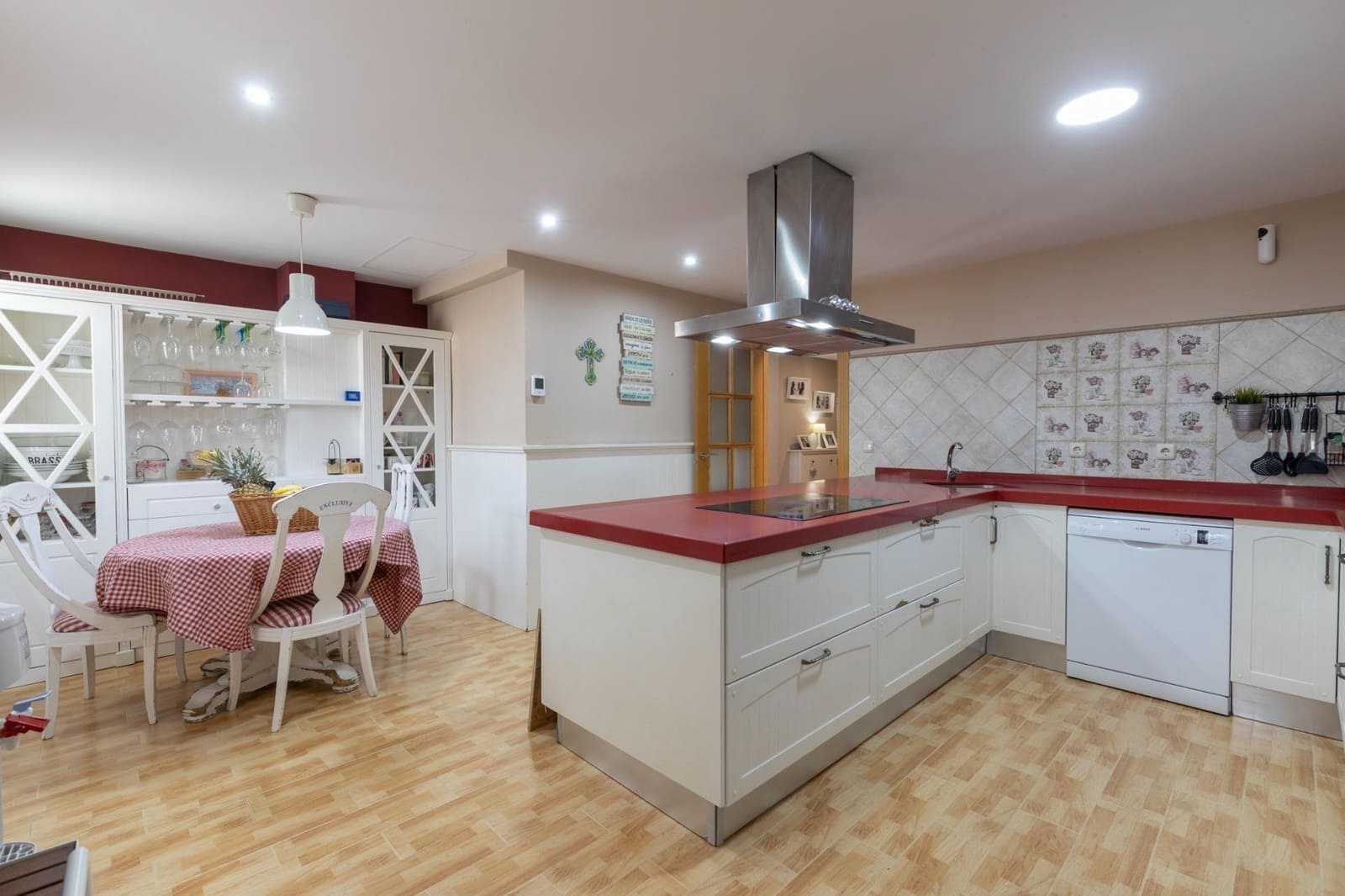 4 bedroom Villa for sale in Albolote with garage - € 309,000 (Ref: 9513631)