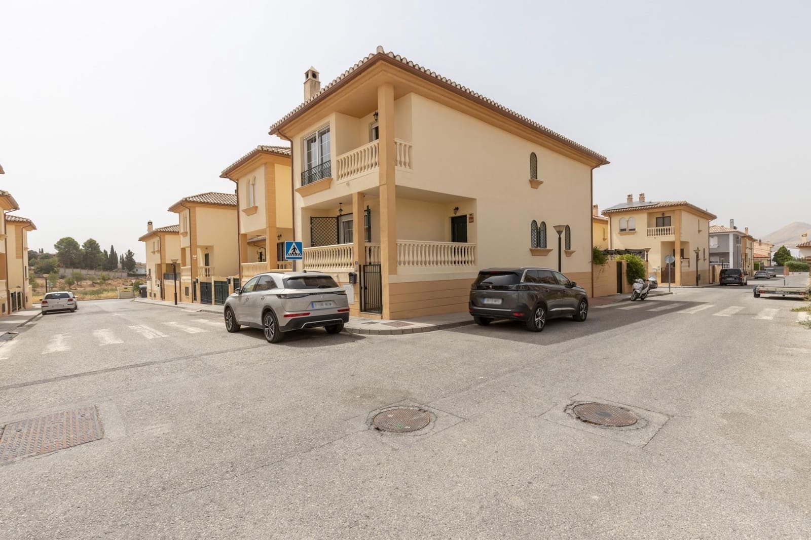 4 bedroom Villa for sale in Albolote with garage - € 309,000 (Ref: 9513631)