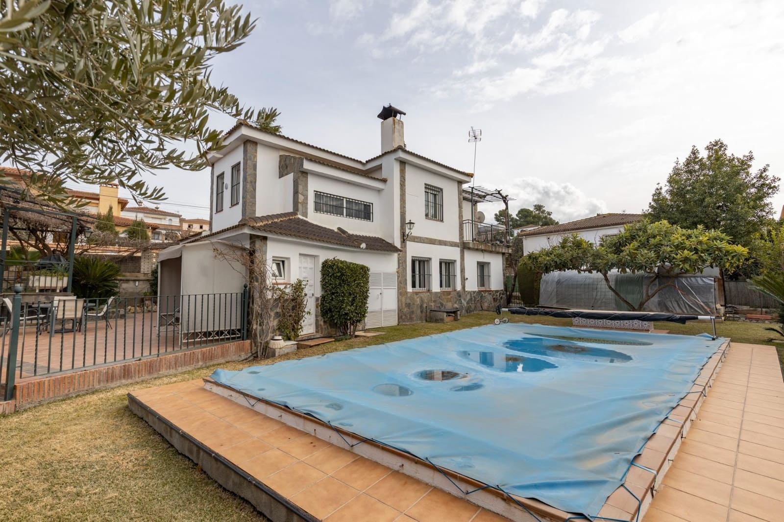 6 bedroom Villa for sale in Otura with pool garage - € 540,000 (Ref: 9534003)