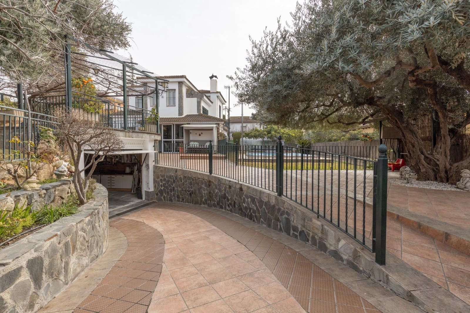 6 bedroom Villa for sale in Otura with pool garage - € 540,000 (Ref: 9534003)