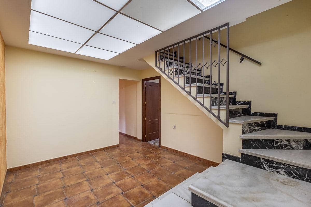 5 bedroom Villa for sale in Gojar with pool garage - € 375,000 (Ref: 9534005)