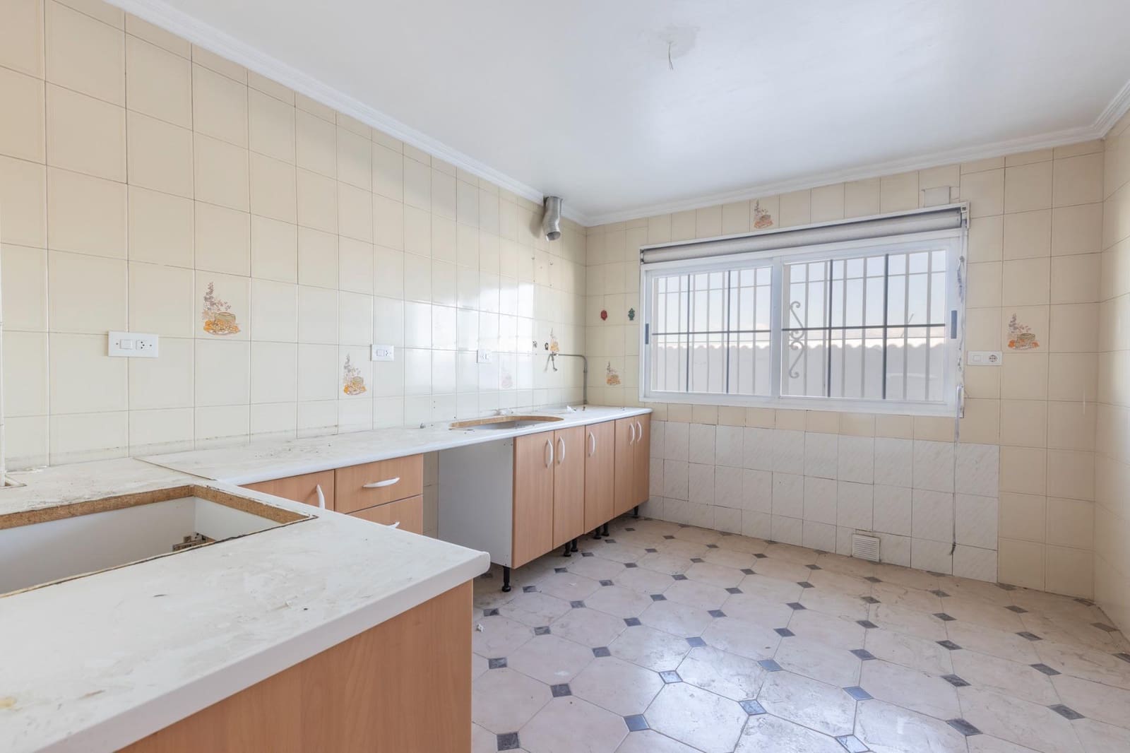 4 bedroom Villa for sale in Las Gabias with pool garage - € 379,000 (Ref: 9535843)