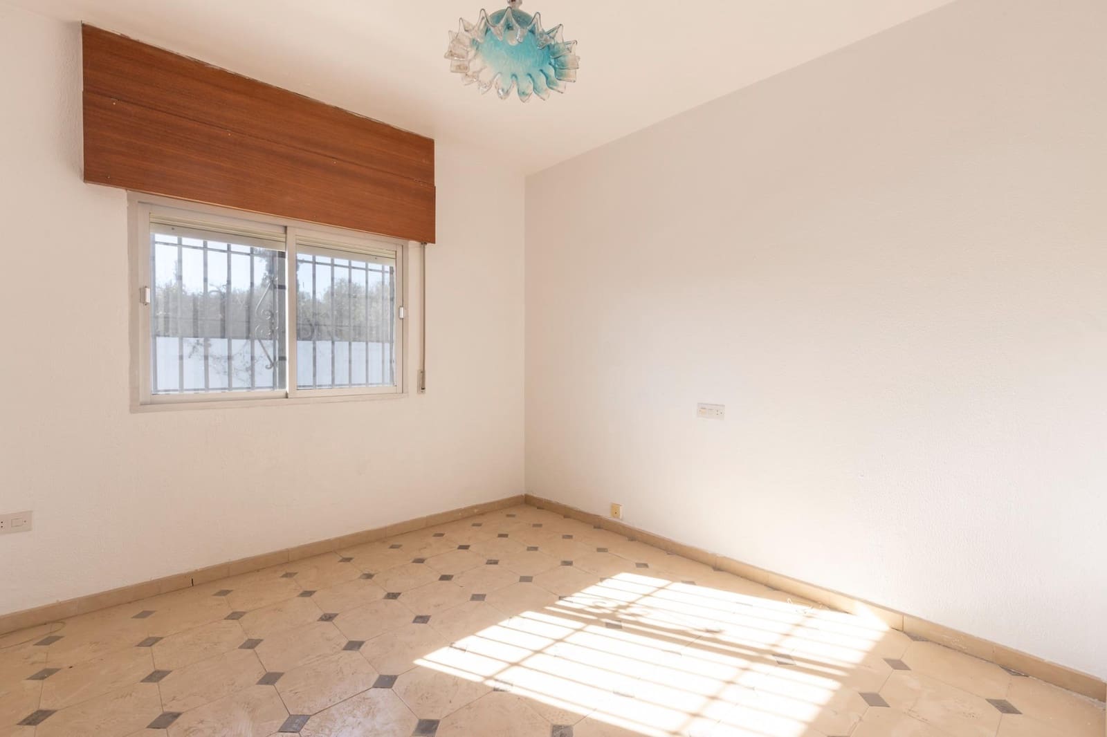 4 bedroom Villa for sale in Las Gabias with pool garage - € 379,000 (Ref: 9535843)