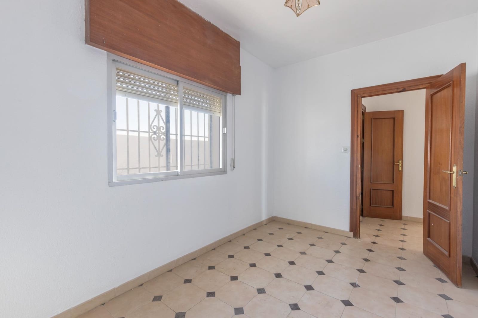 4 bedroom Villa for sale in Las Gabias with pool garage - € 379,000 (Ref: 9535843)