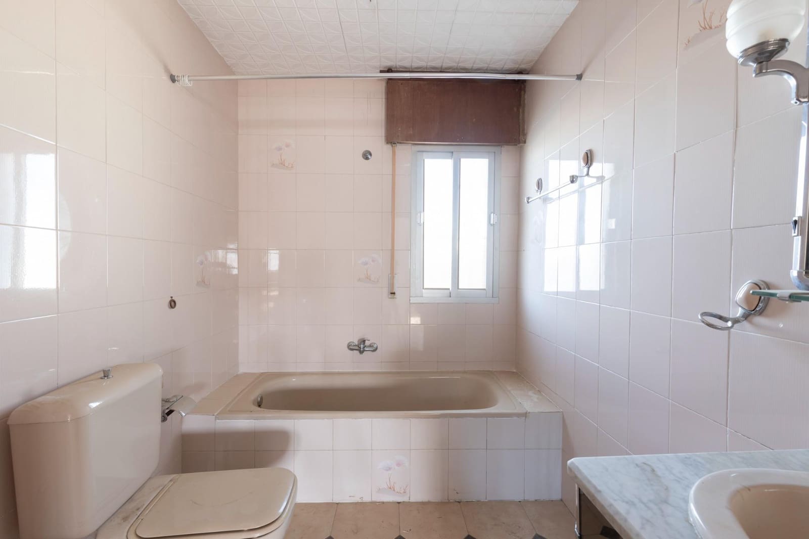 4 bedroom Villa for sale in Las Gabias with pool garage - € 379,000 (Ref: 9535843)