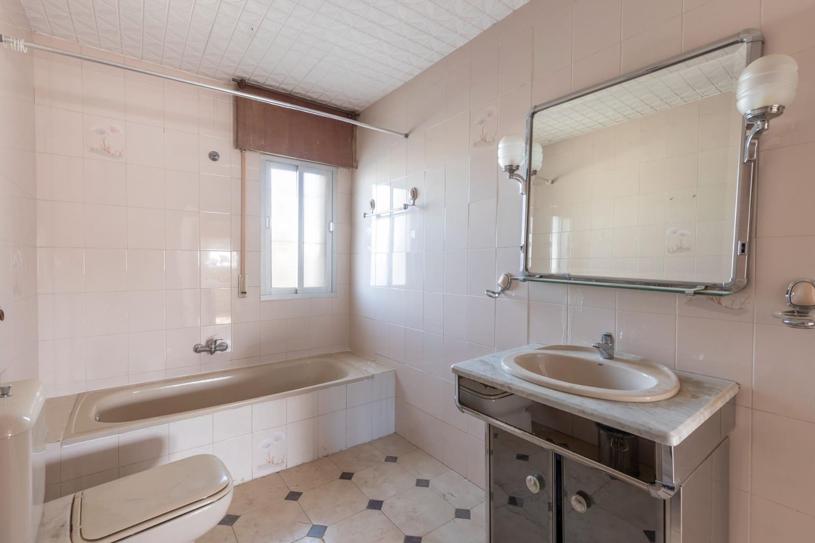 4 bedroom Villa for sale in Las Gabias with pool garage - € 379,000 (Ref: 9535843)