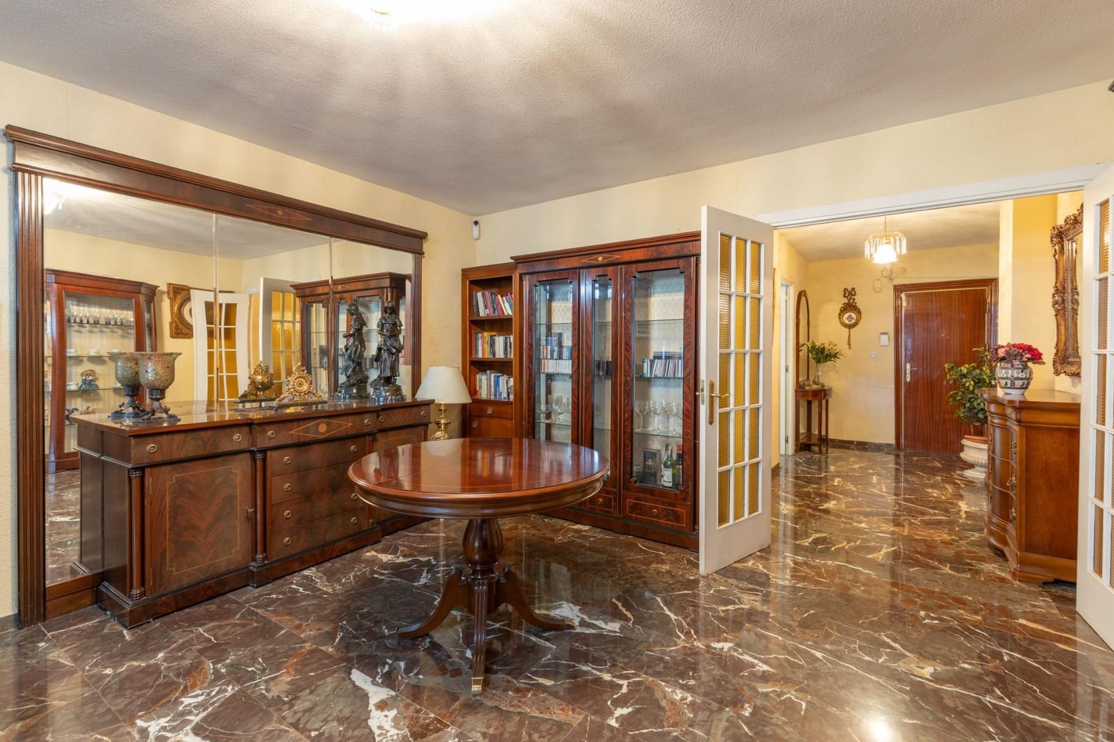 4 bedroom Flat for sale in Granada city with garage - € 560,000 (Ref: 9535845)