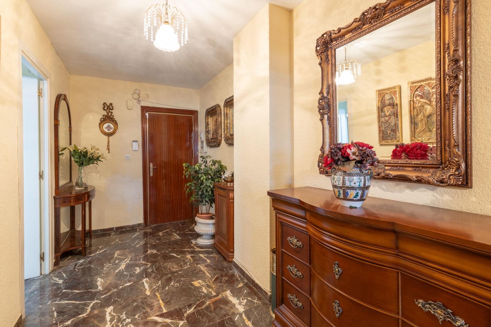 4 bedroom Flat for sale in Granada city with garage - € 560,000 (Ref: 9535845)