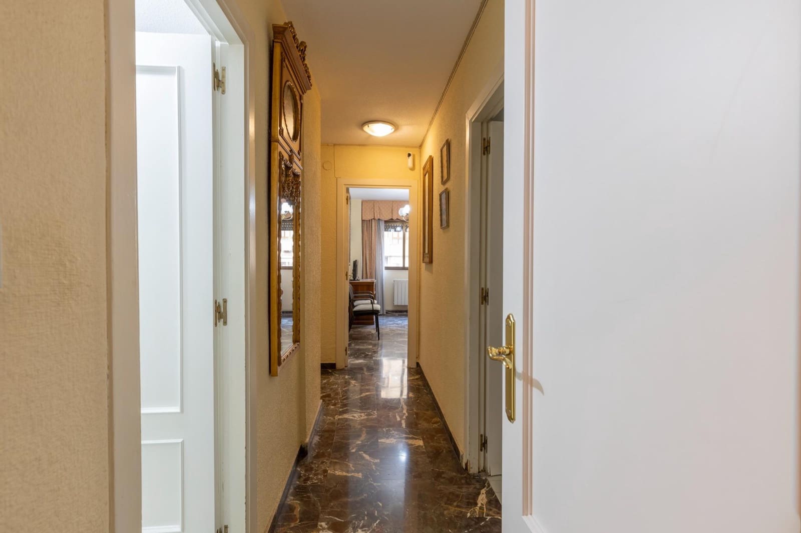 4 bedroom Flat for sale in Granada city with garage - € 560,000 (Ref: 9535845)