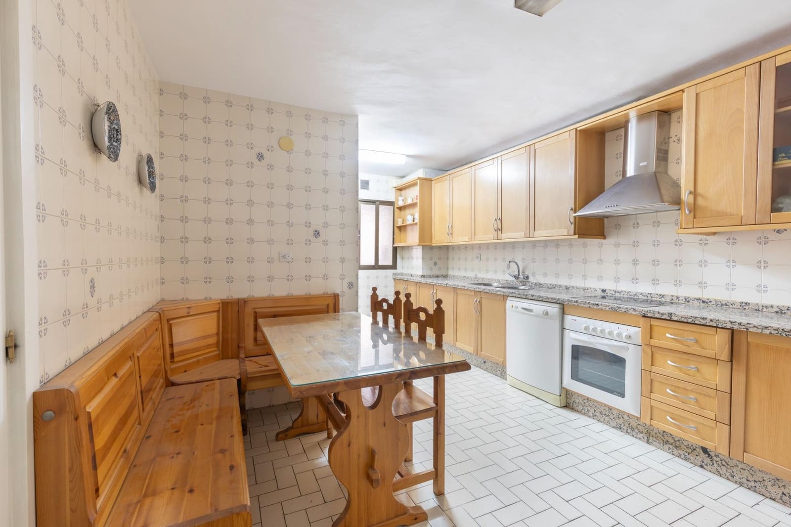 4 bedroom Flat for sale in Granada city with garage - € 560,000 (Ref: 9535845)