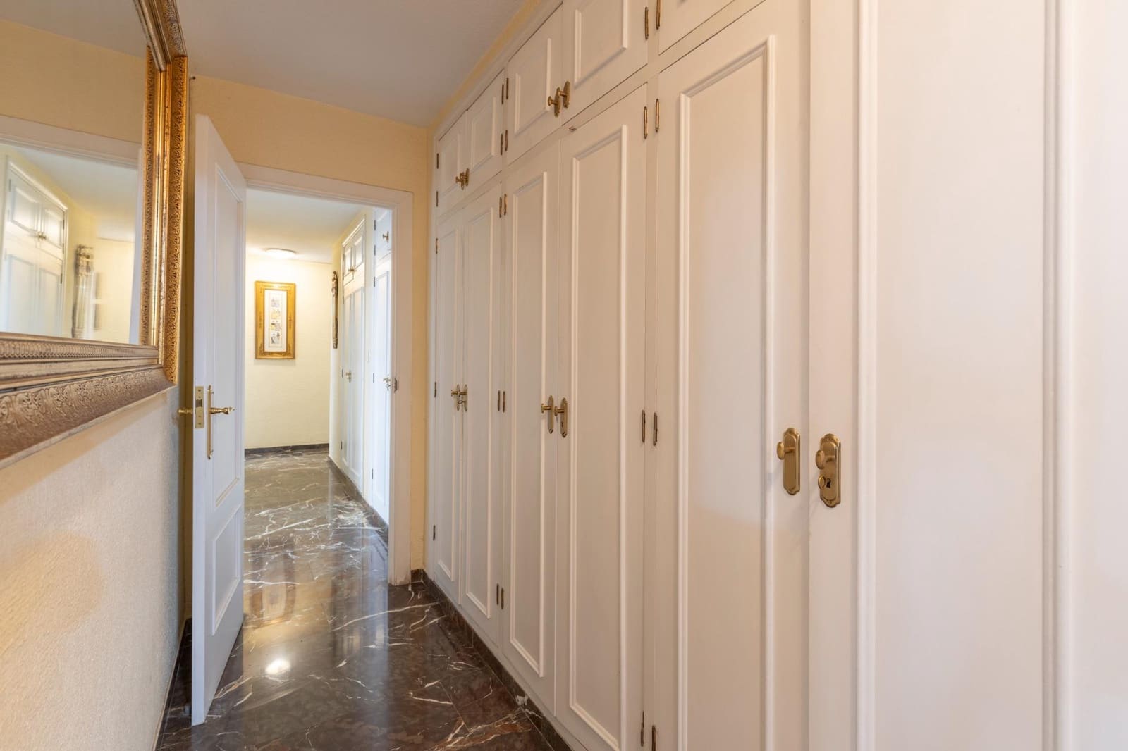 4 bedroom Flat for sale in Granada city with garage - € 560,000 (Ref: 9535845)