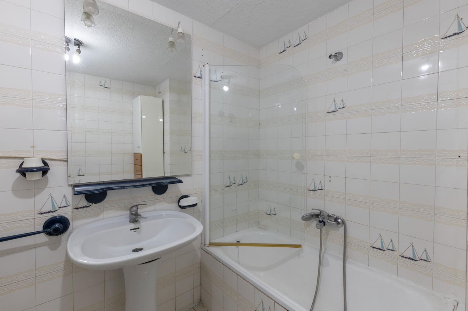 4 bedroom Flat for sale in Granada city with garage - € 560,000 (Ref: 9535845)