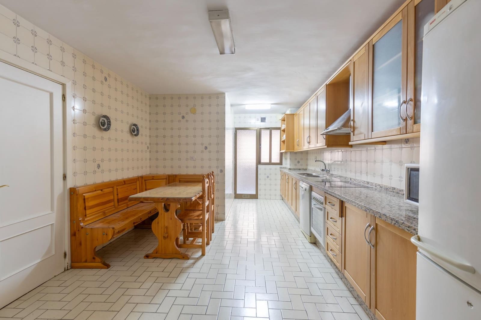 4 bedroom Flat for sale in Granada city with garage - € 560,000 (Ref: 9535845)
