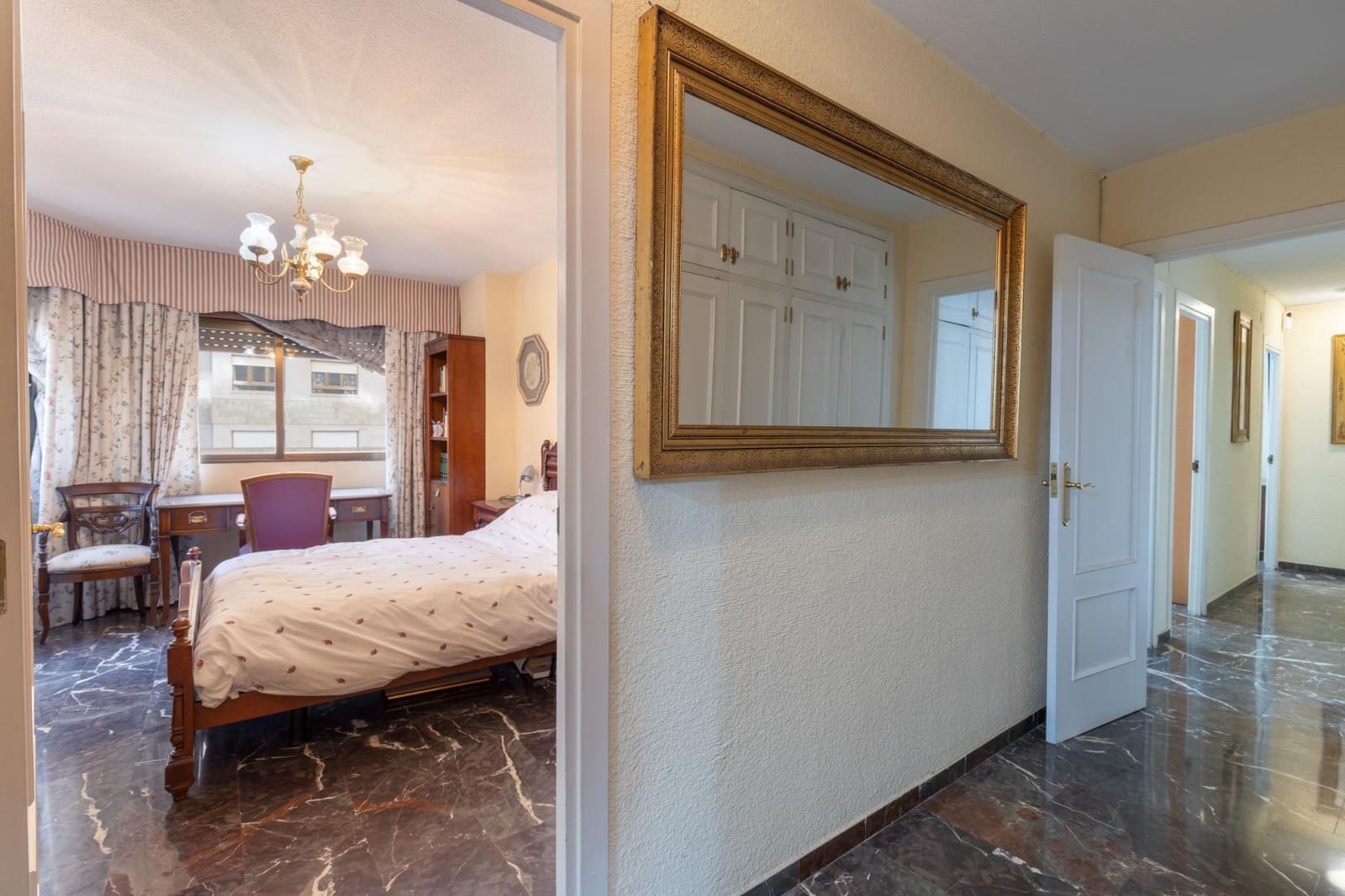 4 bedroom Flat for sale in Granada city with garage - € 560,000 (Ref: 9535845)