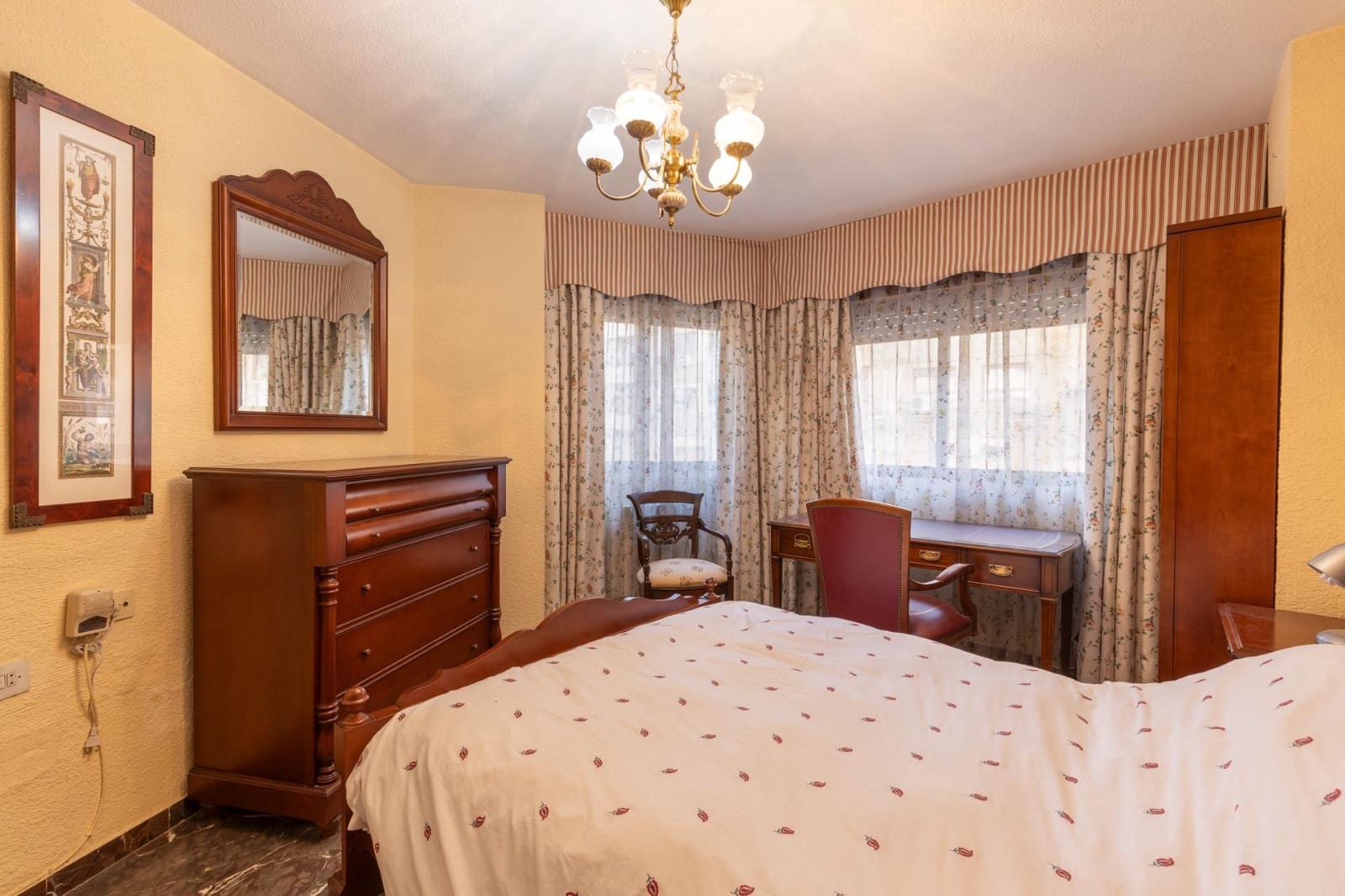 4 bedroom Flat for sale in Granada city with garage - € 560,000 (Ref: 9535845)