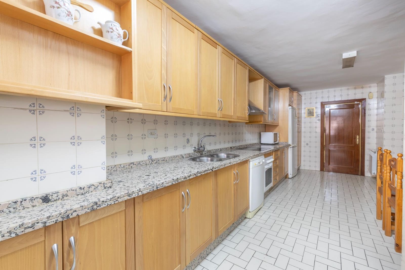 4 bedroom Flat for sale in Granada city with garage - € 560,000 (Ref: 9535845)