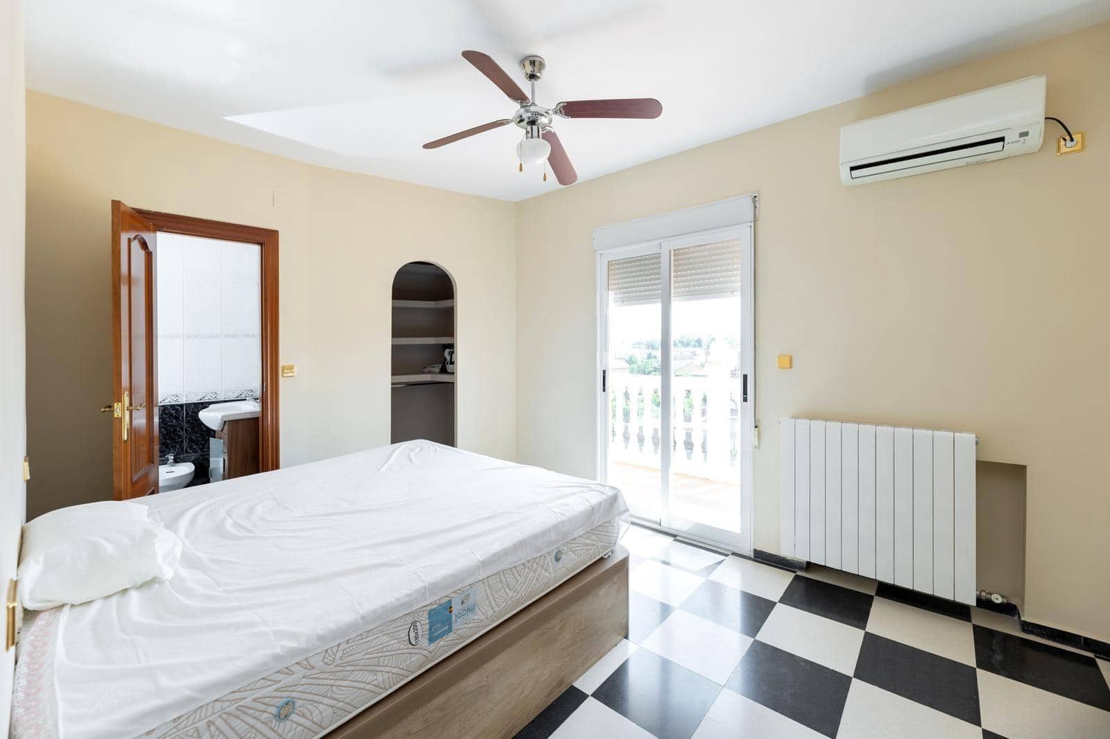 4 sypialnia Willa na sprzedaż w Ogijares z basenem garażem - 365 000 € (Ref: 9543898)