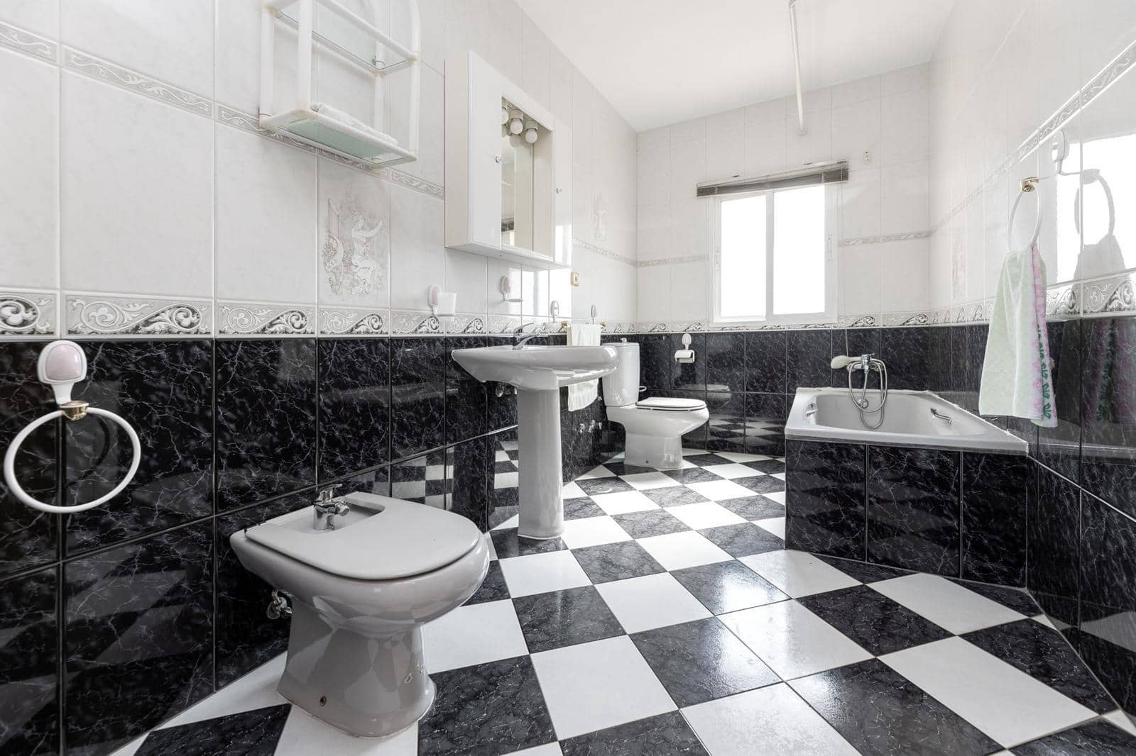 4 sypialnia Willa na sprzedaż w Ogijares z basenem garażem - 365 000 € (Ref: 9543898)