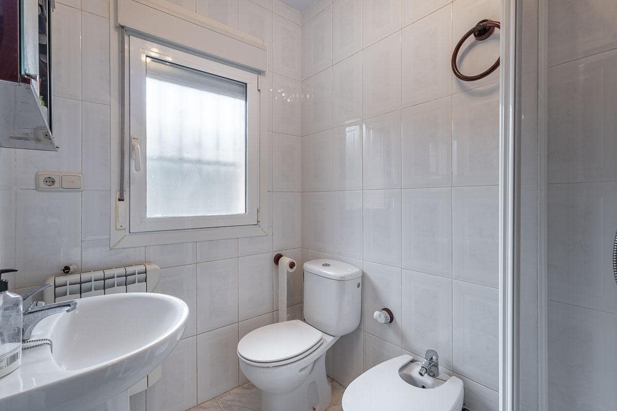 5 bedroom Villa for sale in Otura with pool - € 520,000 (Ref: 9548459)