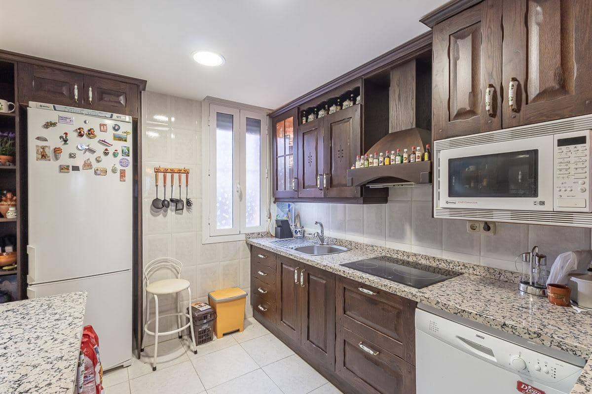 5 bedroom Villa for sale in Otura with pool - € 520,000 (Ref: 9548459)