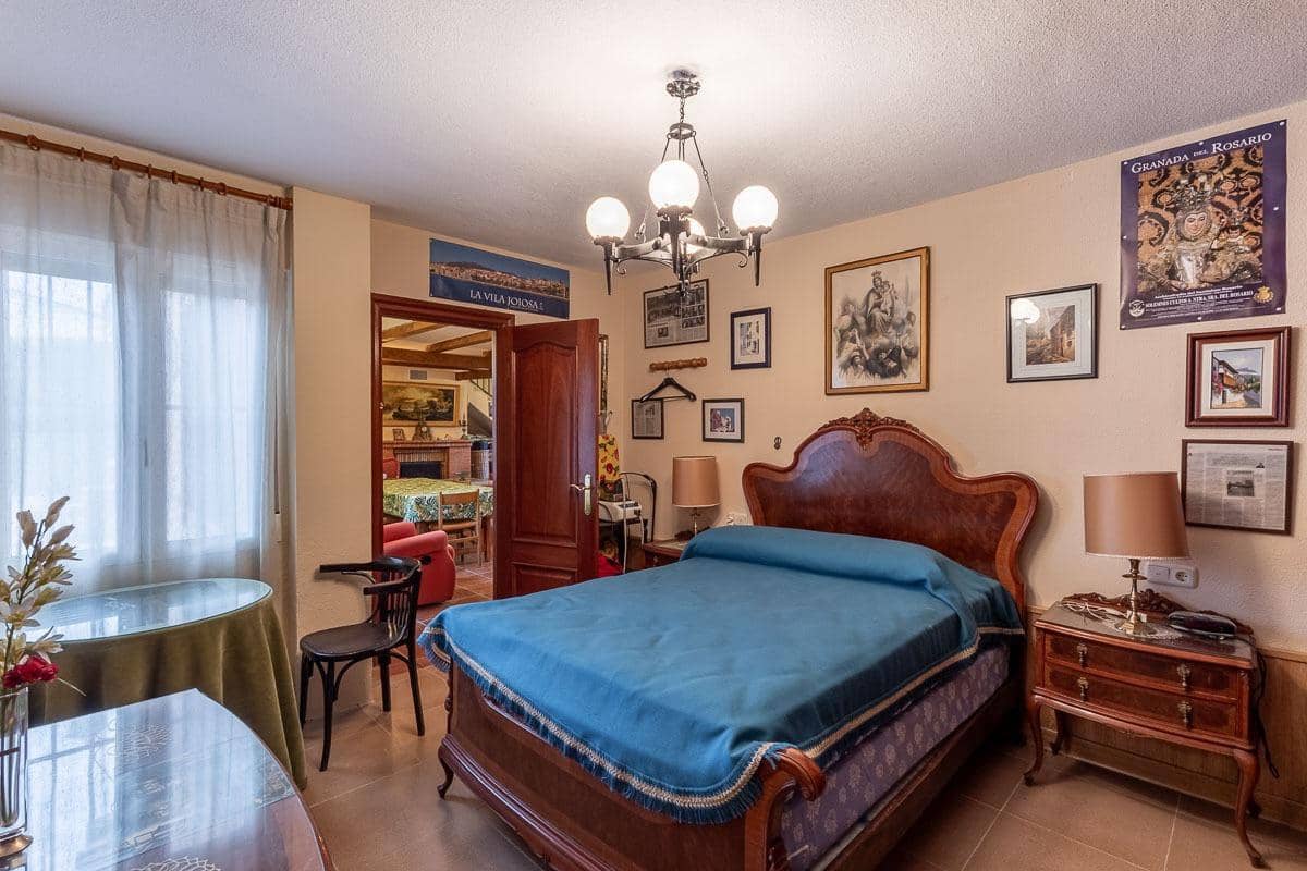 5 bedroom Villa for sale in Otura with pool - € 520,000 (Ref: 9548459)