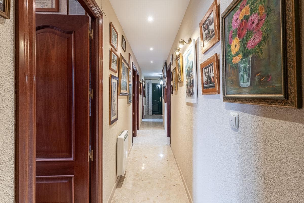 5 bedroom Villa for sale in Otura with pool - € 520,000 (Ref: 9548459)