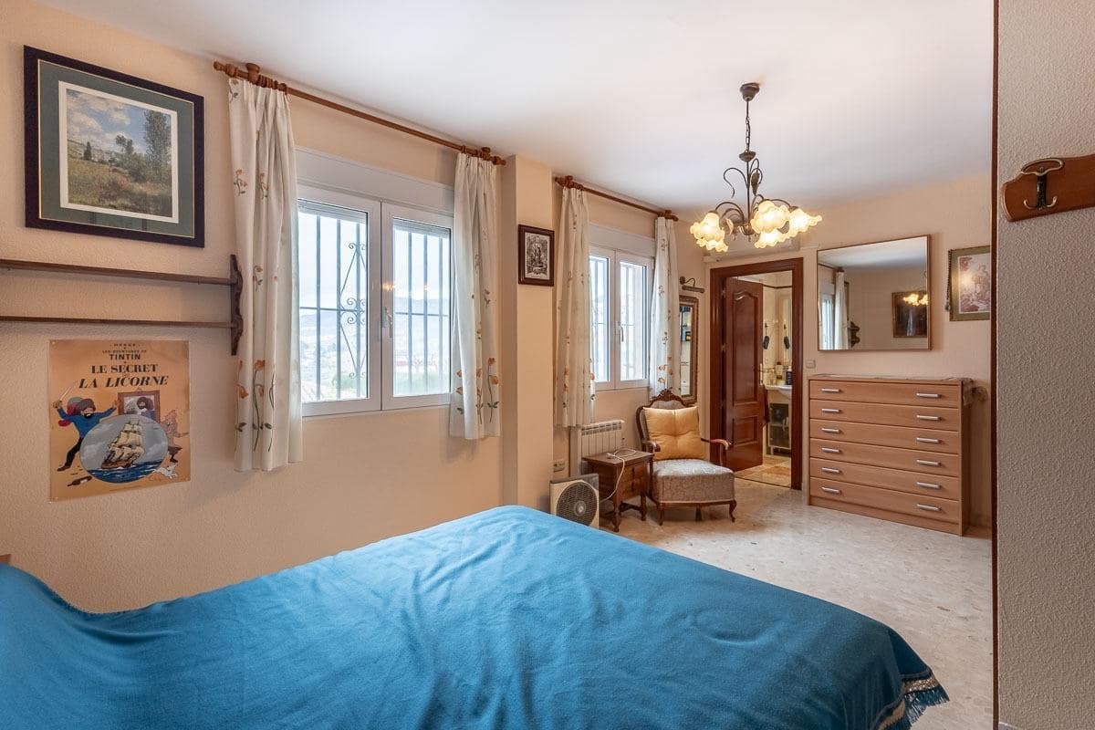 5 bedroom Villa for sale in Otura with pool - € 520,000 (Ref: 9548459)