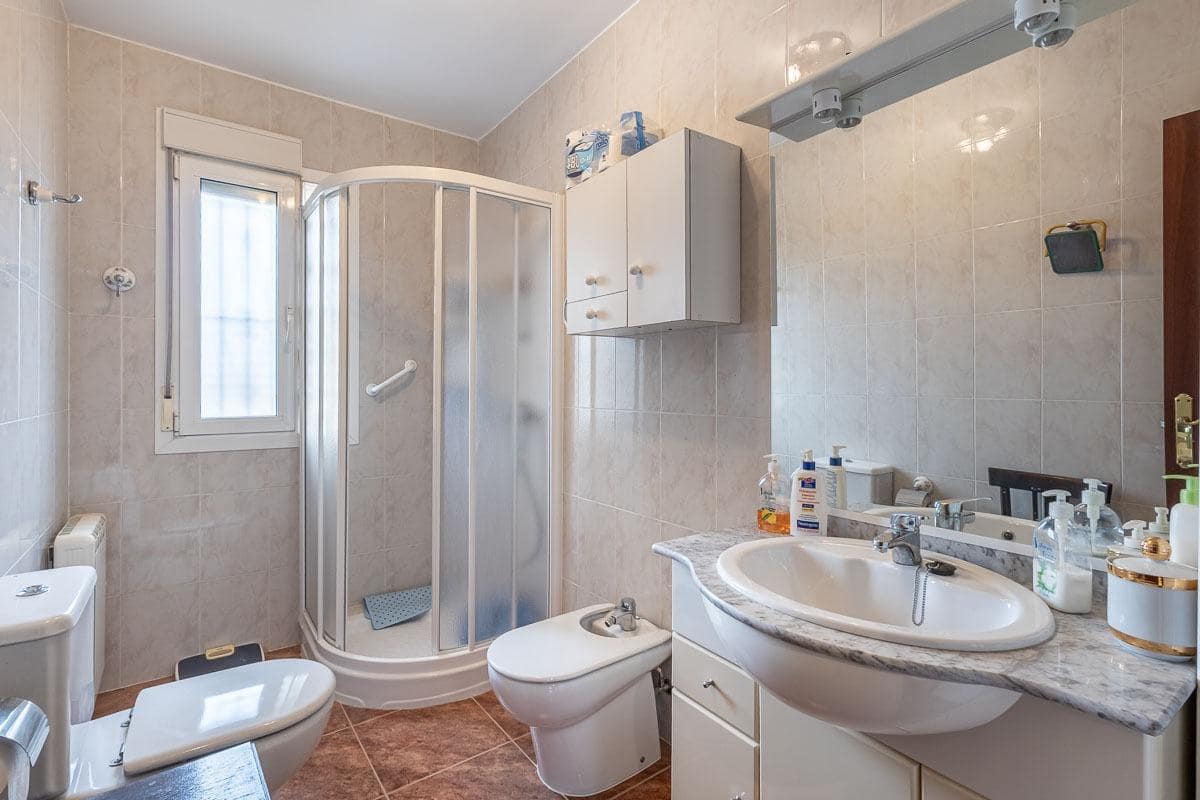 5 bedroom Villa for sale in Otura with pool - € 520,000 (Ref: 9548459)