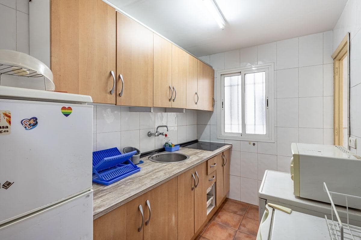 4 bedroom Flat for sale in Granada city - € 225,000 (Ref: 9556075)