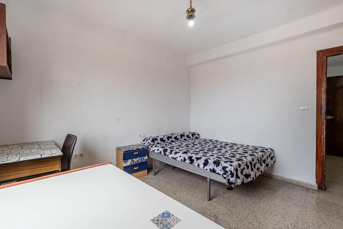 4 bedroom Flat for sale in Granada city - € 225,000 (Ref: 9556075)