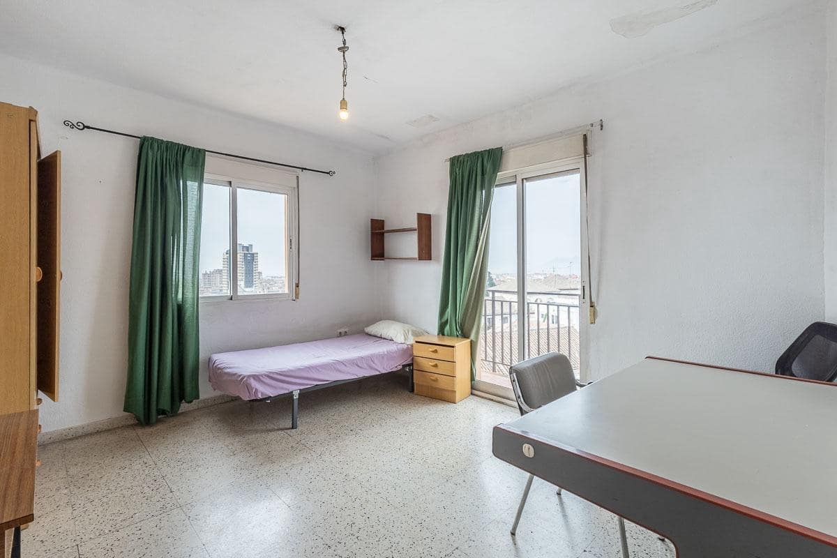 4 bedroom Flat for sale in Granada city - € 225,000 (Ref: 9556075)