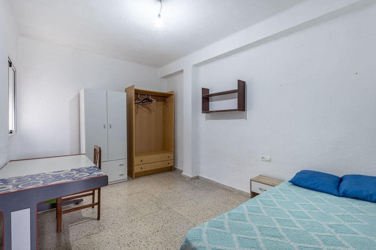 4 bedroom Flat for sale in Granada city - € 225,000 (Ref: 9556075)