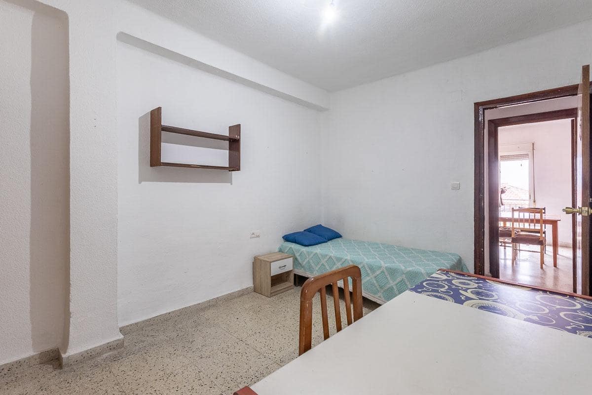 4 bedroom Flat for sale in Granada city - € 225,000 (Ref: 9556075)