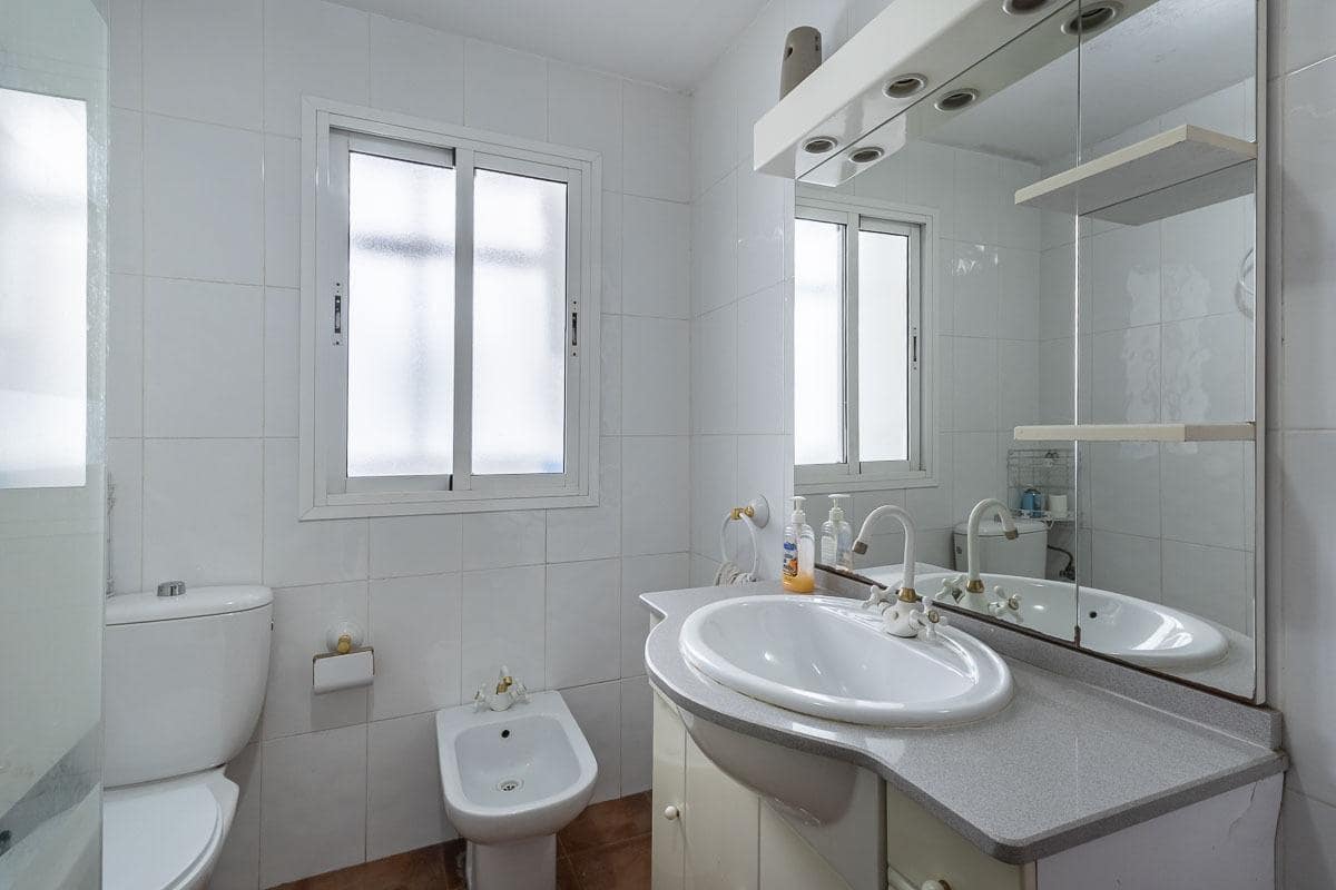 4 bedroom Flat for sale in Granada city - € 225,000 (Ref: 9556075)