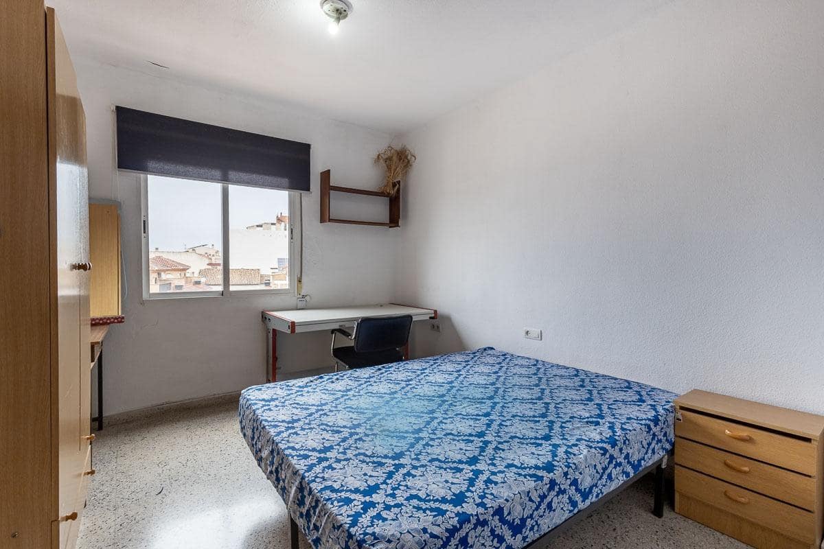 4 bedroom Flat for sale in Granada city - € 225,000 (Ref: 9556075)