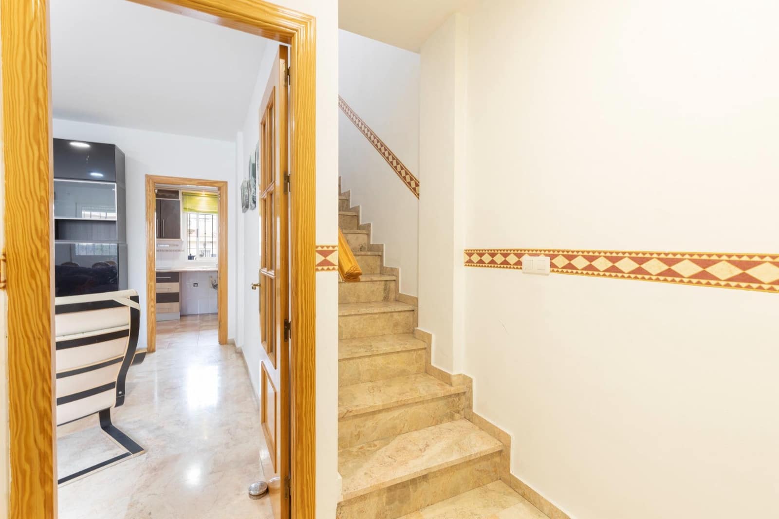 3 bedroom Terraced Villa for sale in Ogijares with garage - € 229,000 (Ref: 9556080)